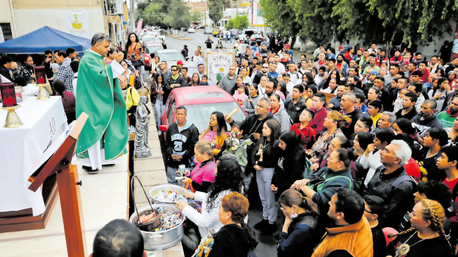 Reunión de peregrinos en la Sagrada Familia